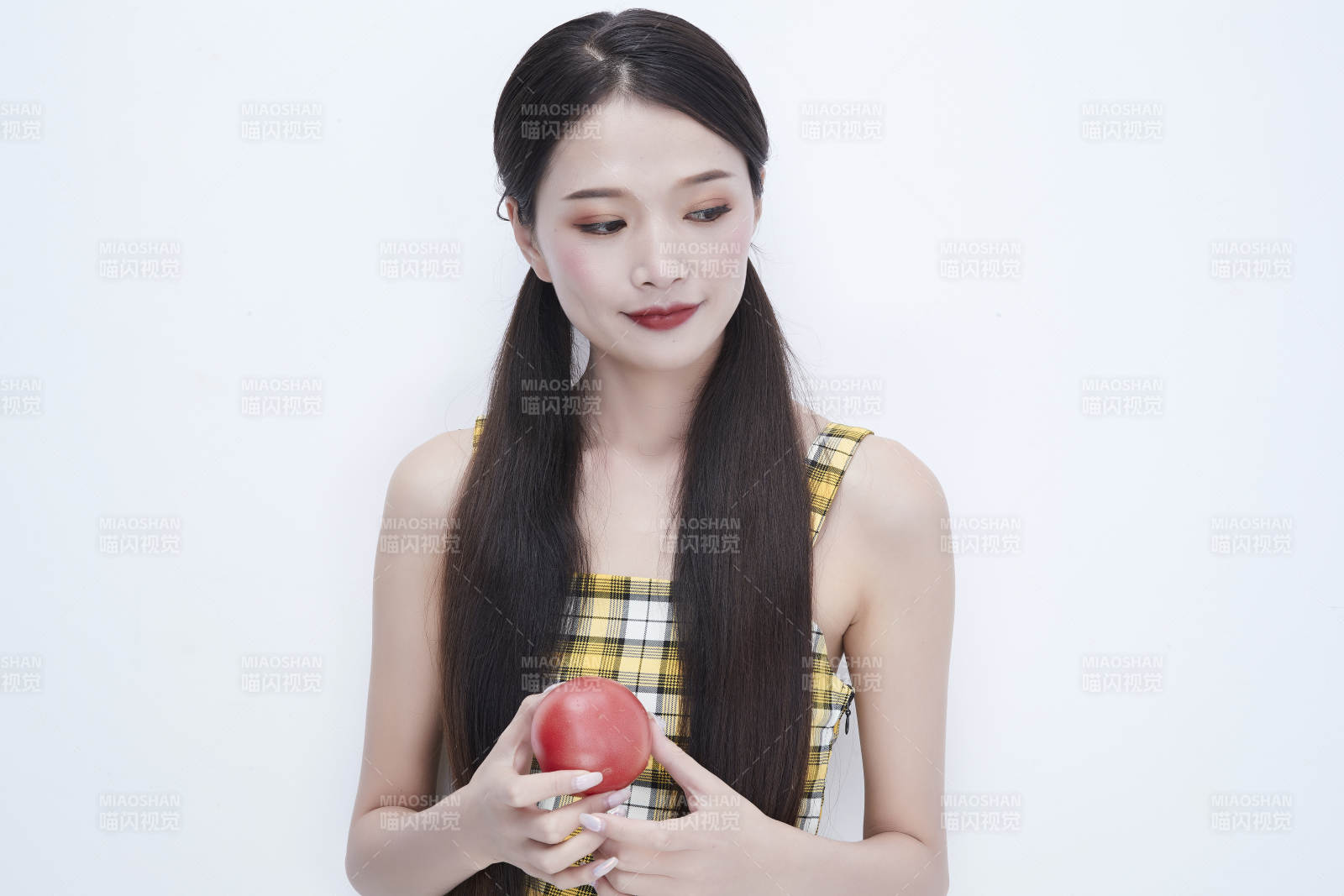 啃咬番茄身穿格子吊帶裙的亞洲可愛少女人像