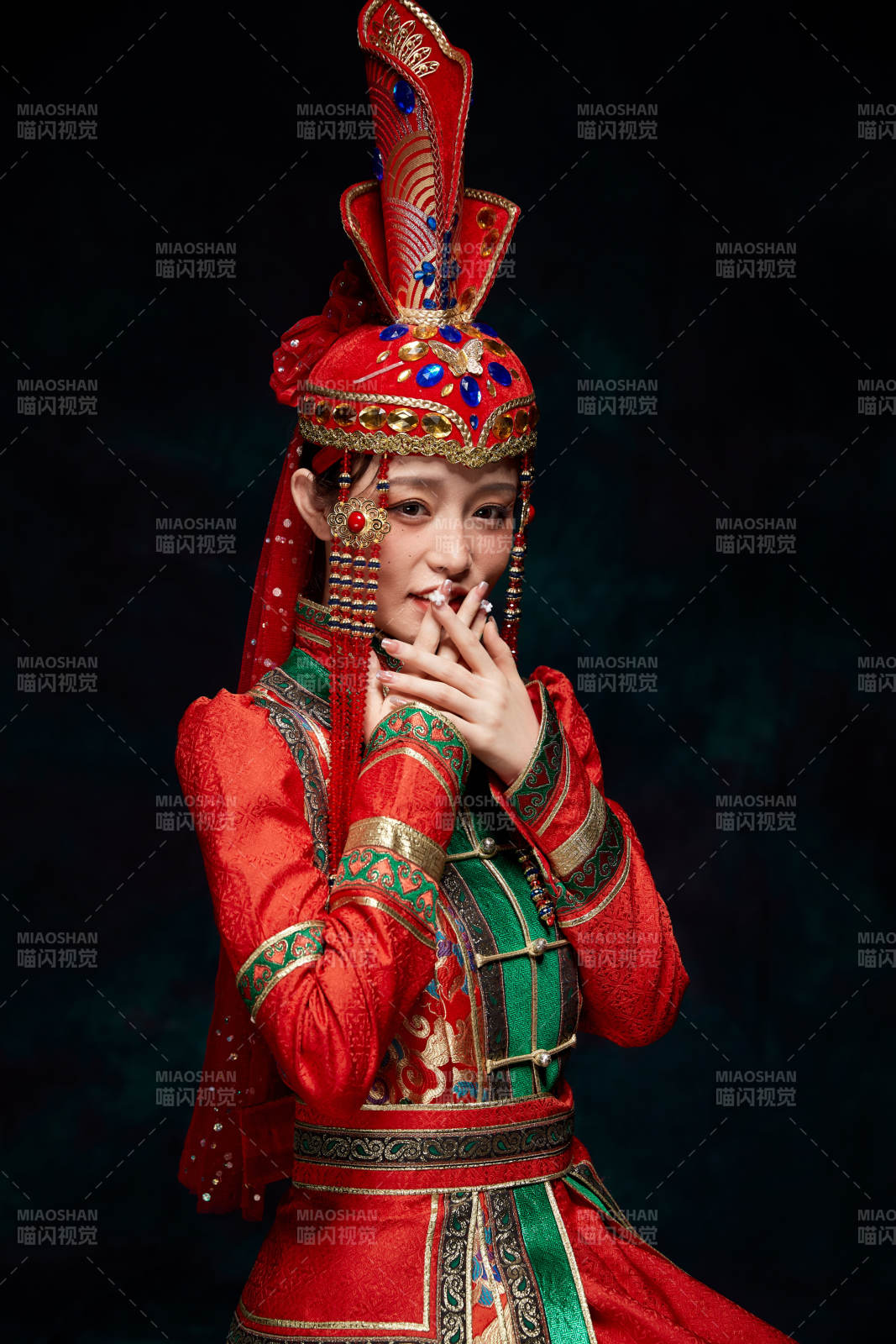 穿著蒙古族服飾的亞洲青年女性