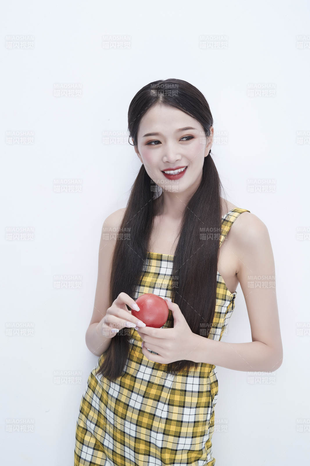 啃咬番茄身穿格子吊帶裙的亞洲可愛(ài)少女人像