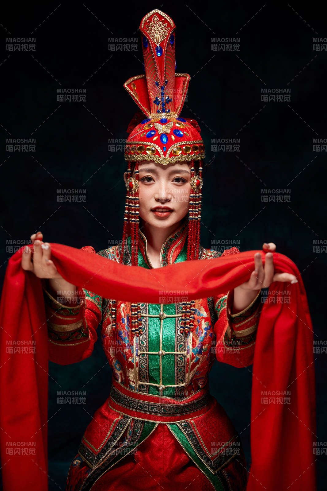 穿著蒙古族服飾的亞洲青年女性