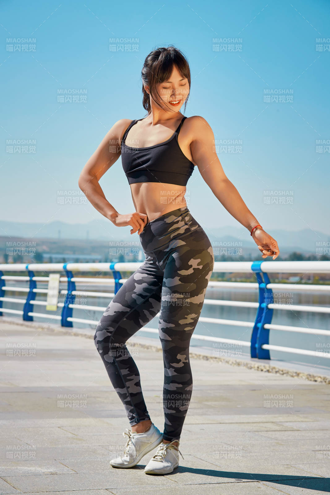 戶外河畔公園做拉伸有氧運動的亞洲女性