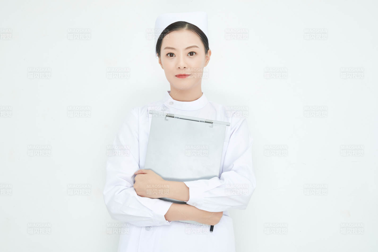 白背景里穿護士服手持病歷夾的美女護士