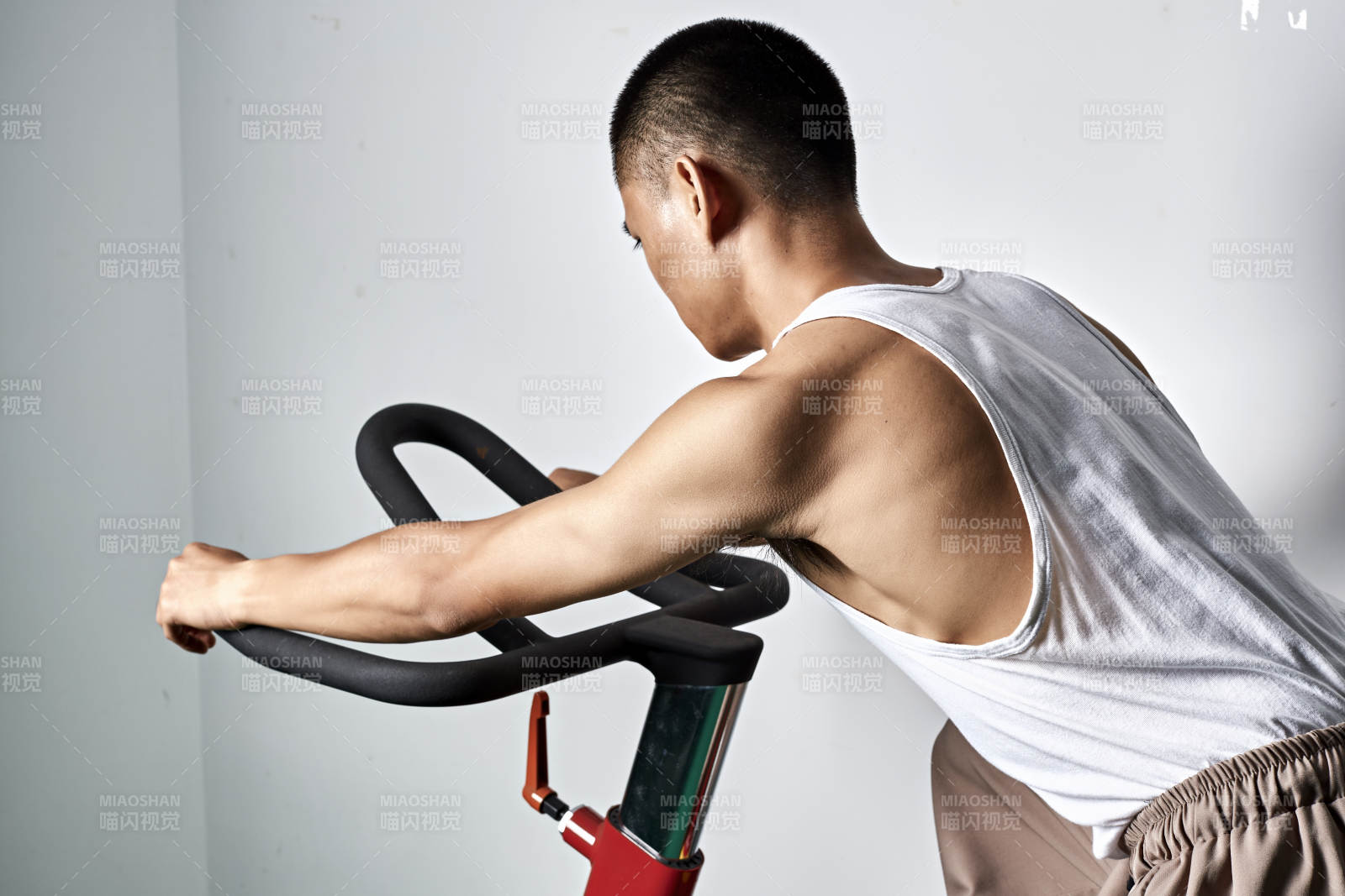 在室內進行動感單車鍛煉的亞洲健身男士形象