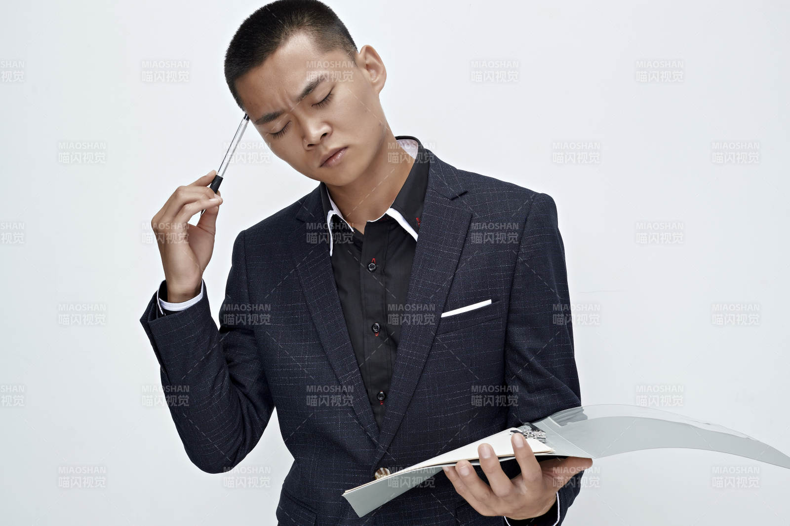 白色背景下的商务男士形象图片