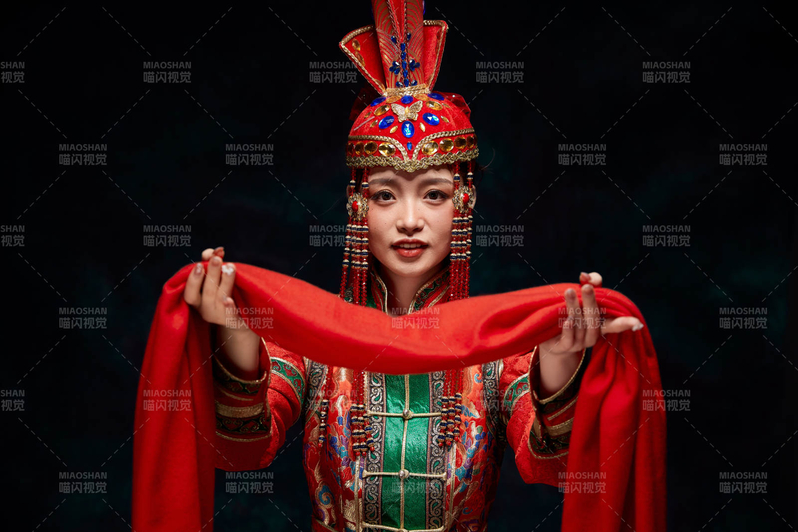 穿著蒙古族服飾的亞洲青年女性