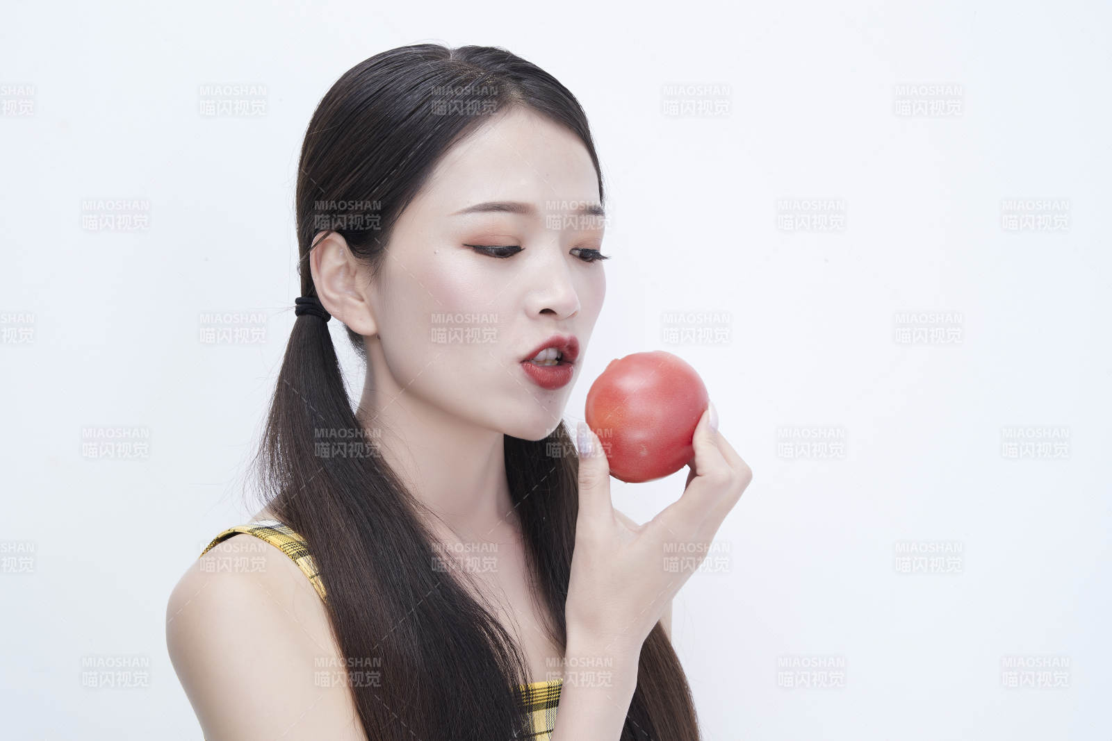 啃咬番茄身穿格子吊帶裙的亞洲可愛少女人像