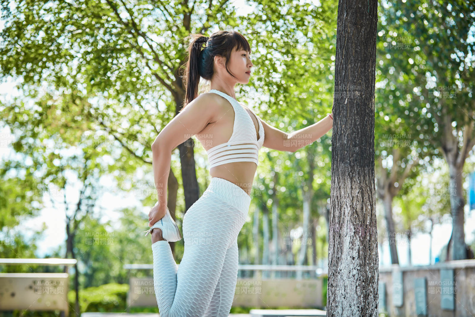 湖畔公園做瑜伽動作的亞洲年輕女性