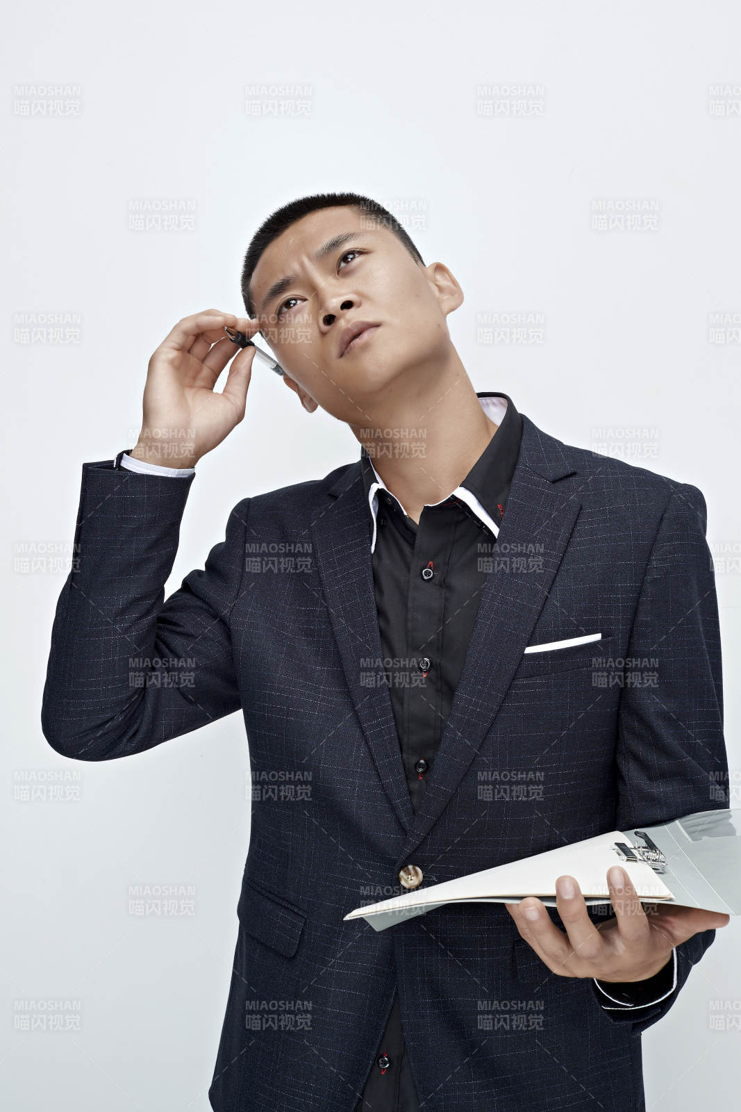 白色背景下的商務男士形象