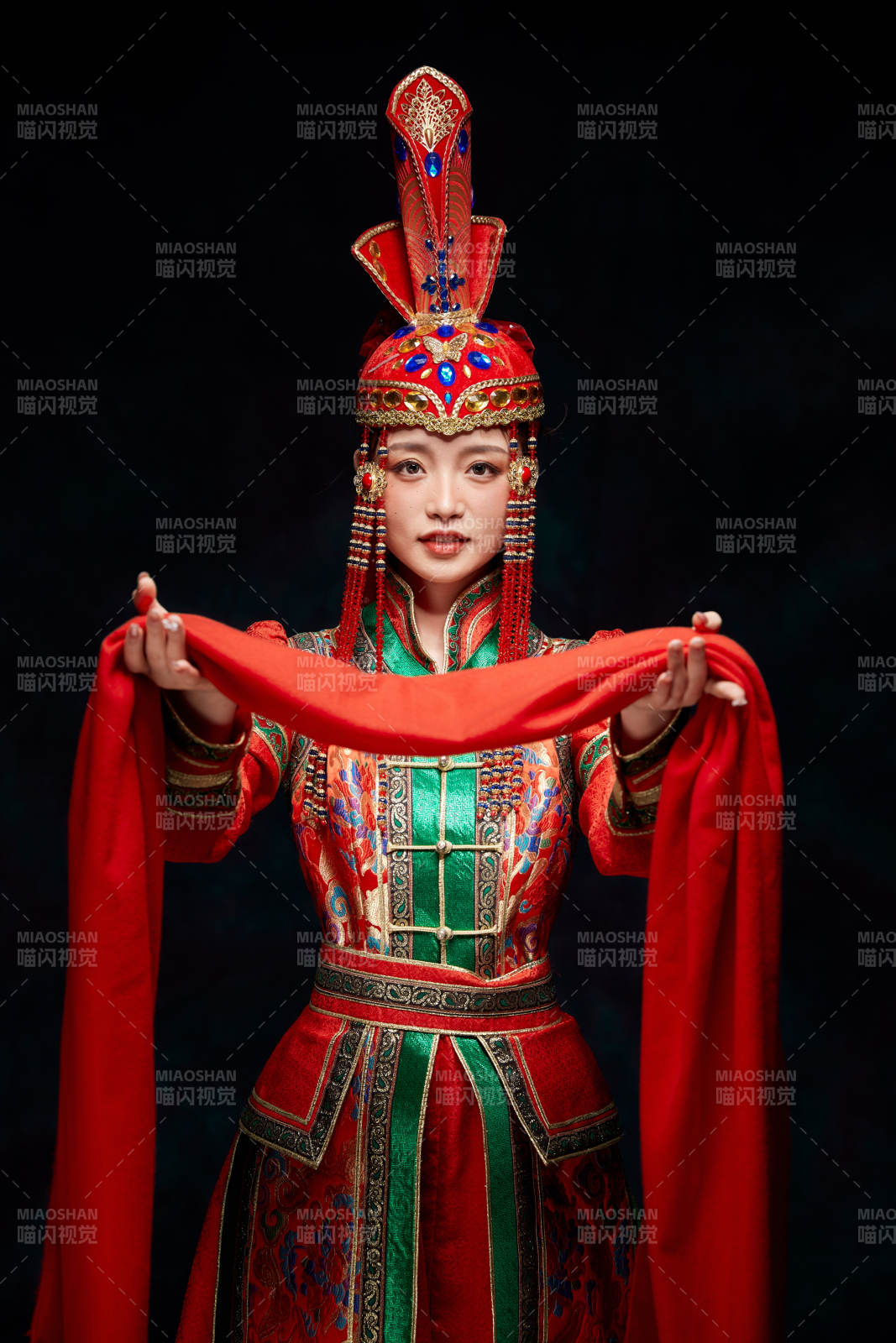 穿着蒙古族服饰的亚洲青年女性