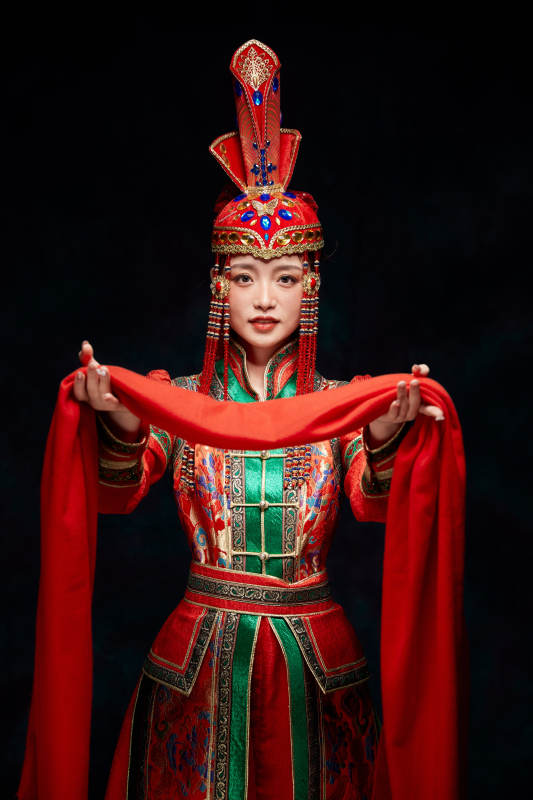 穿着蒙古族服饰的亚洲青年女性