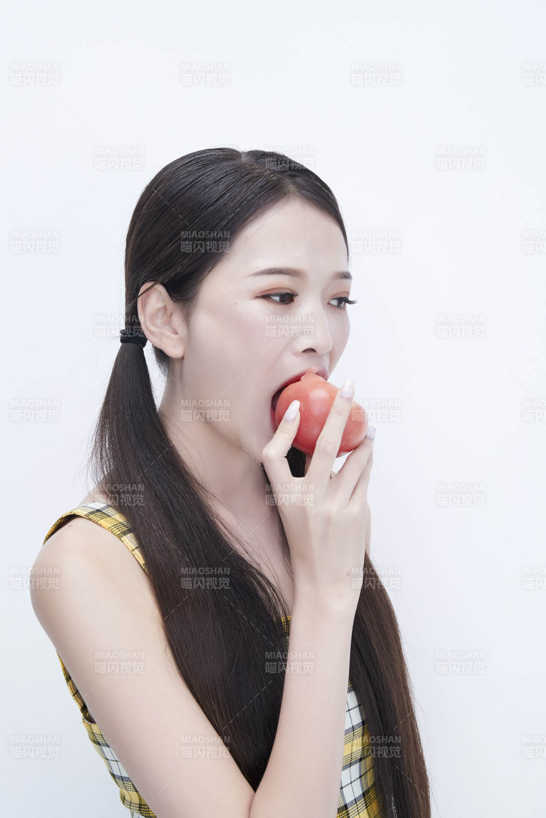 啃咬番茄身穿格子吊帶裙的亞洲可愛少女人像