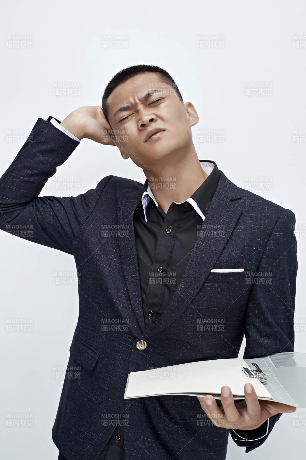 白色背景下的商務男士形象