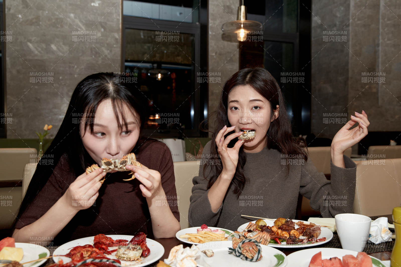 在酒店自助餐廳大吃特吃的亞洲可愛閨蜜少女