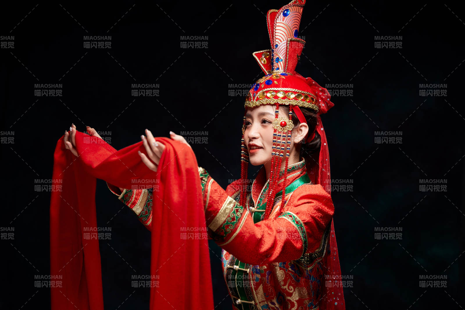 穿著蒙古族服飾的亞洲青年女性