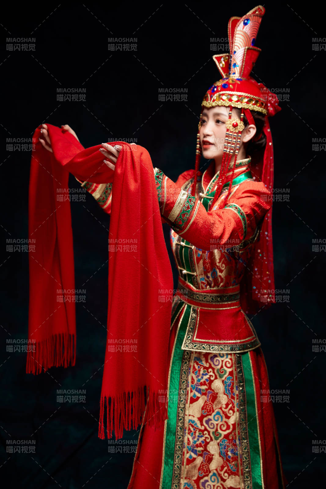 穿著蒙古族服飾的亞洲青年女性