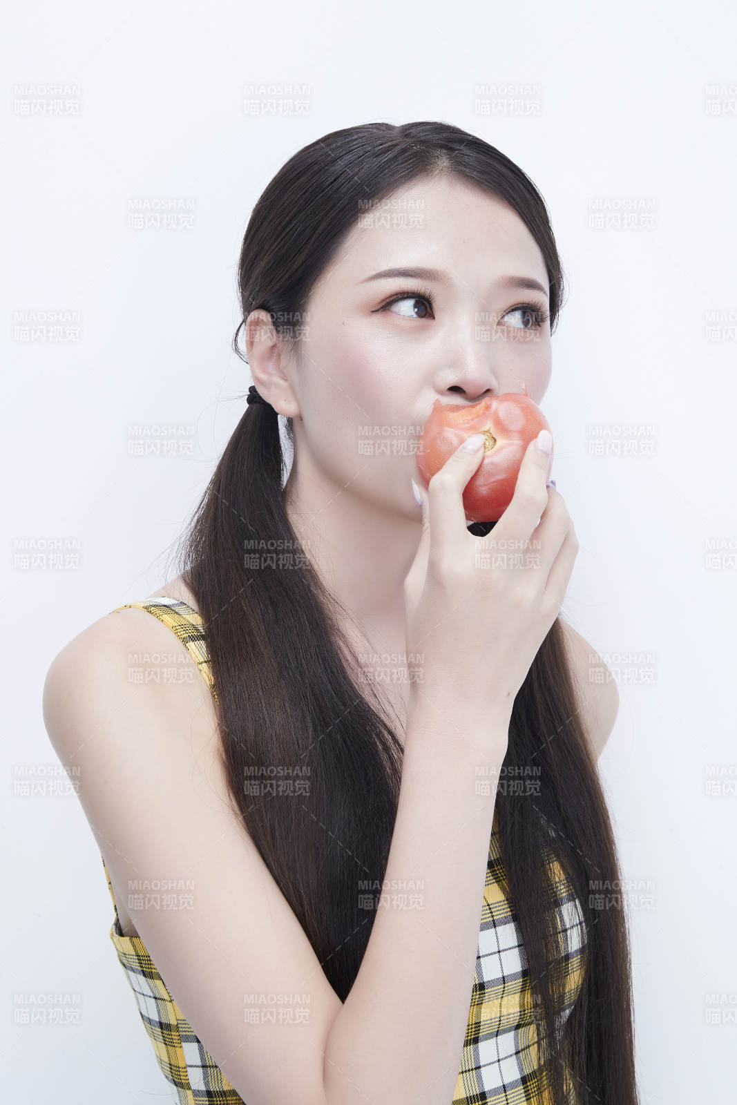 啃咬番茄身穿格子吊帶裙的亞洲可愛少女人像