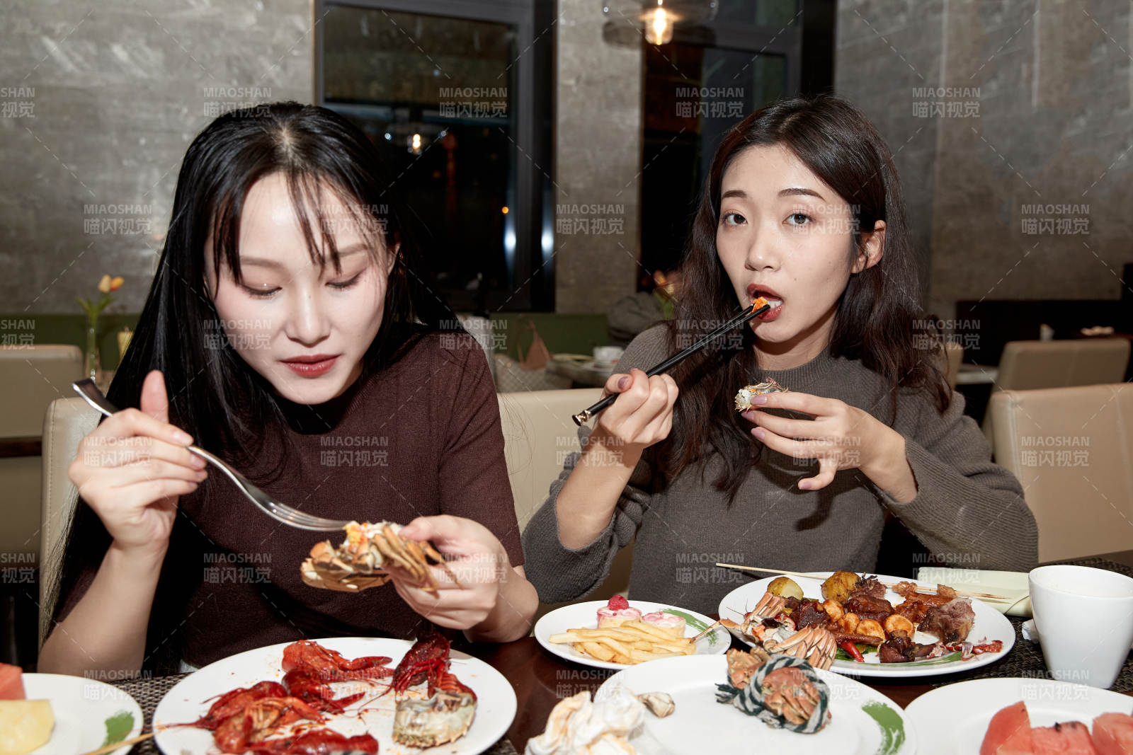 在酒店自助餐厅大吃特吃的亚洲可爱闺蜜少女