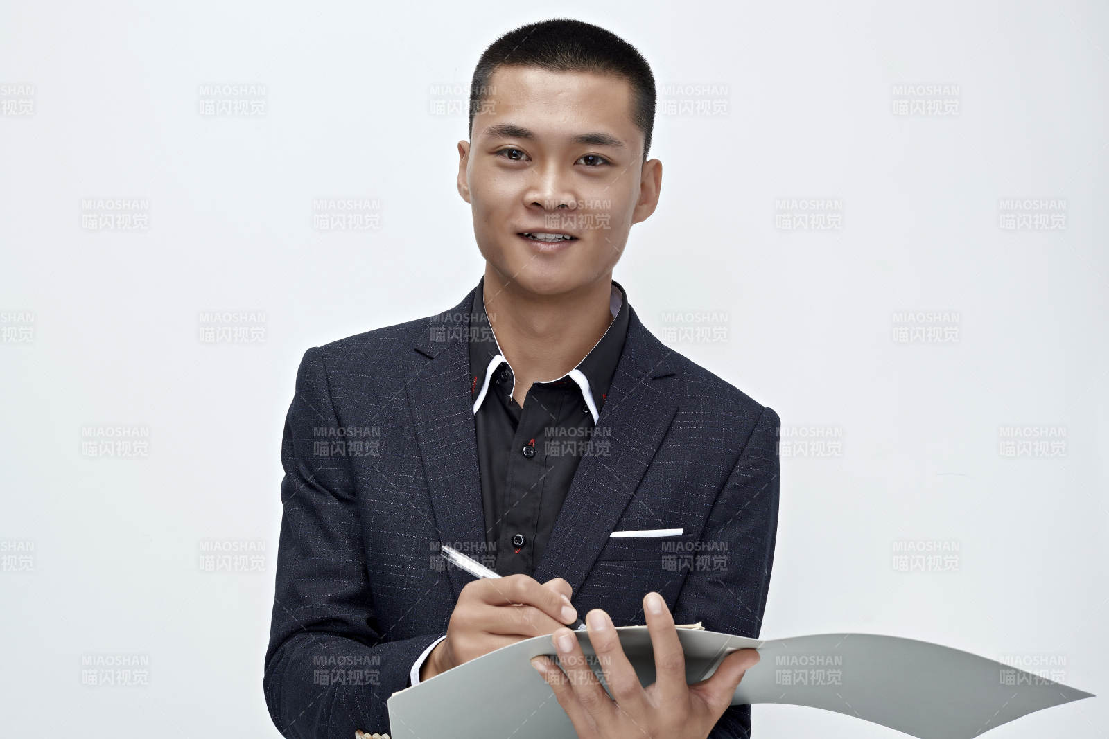 白色背景下的商務男士形象