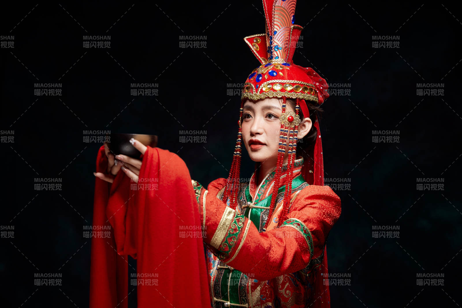 穿著蒙古族服飾的亞洲青年女性