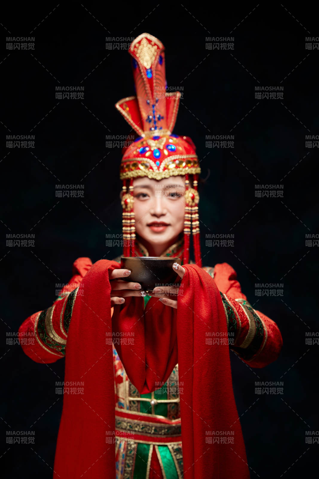 穿著蒙古族服飾的亞洲青年女性