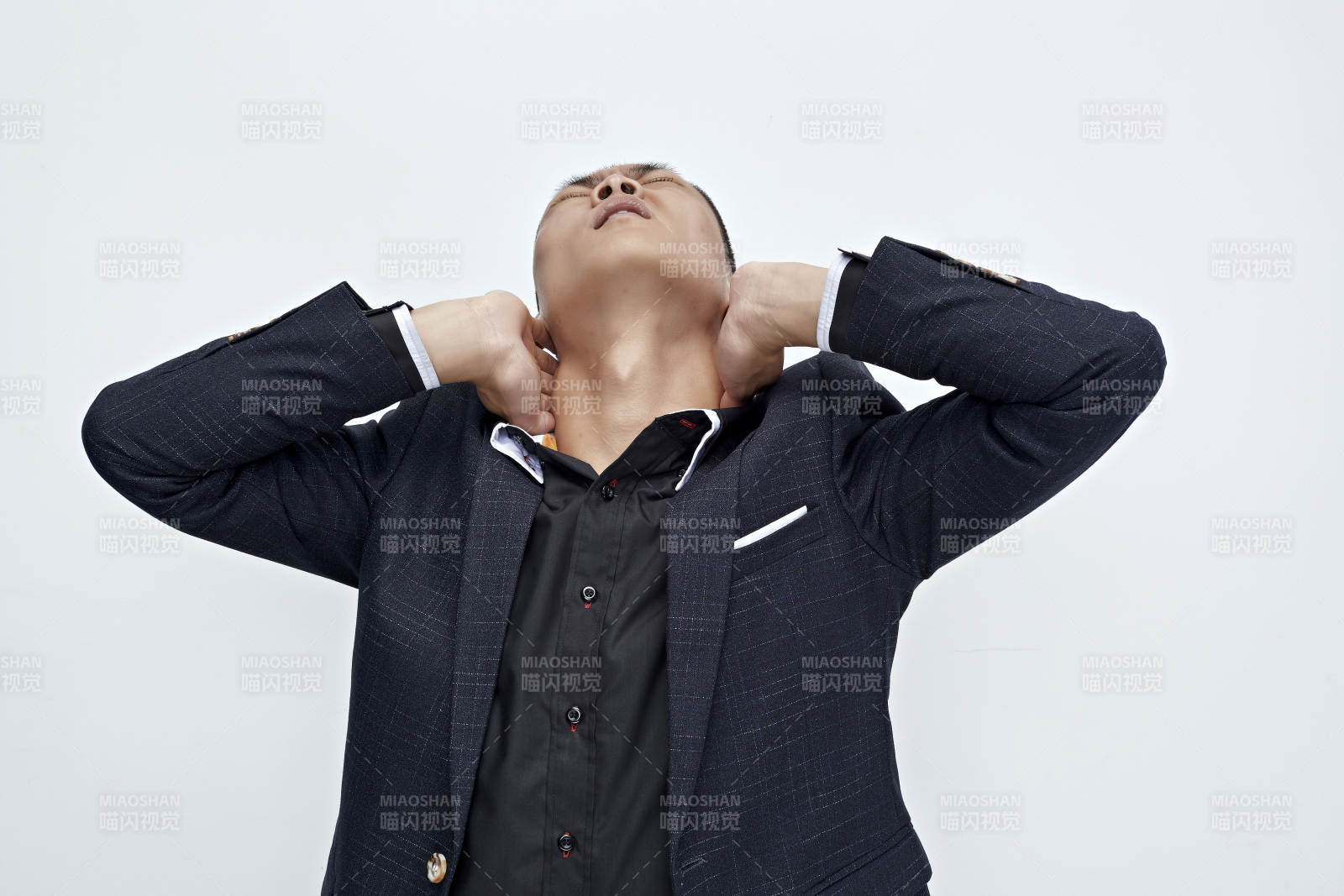 白色背景下的商務男士形象