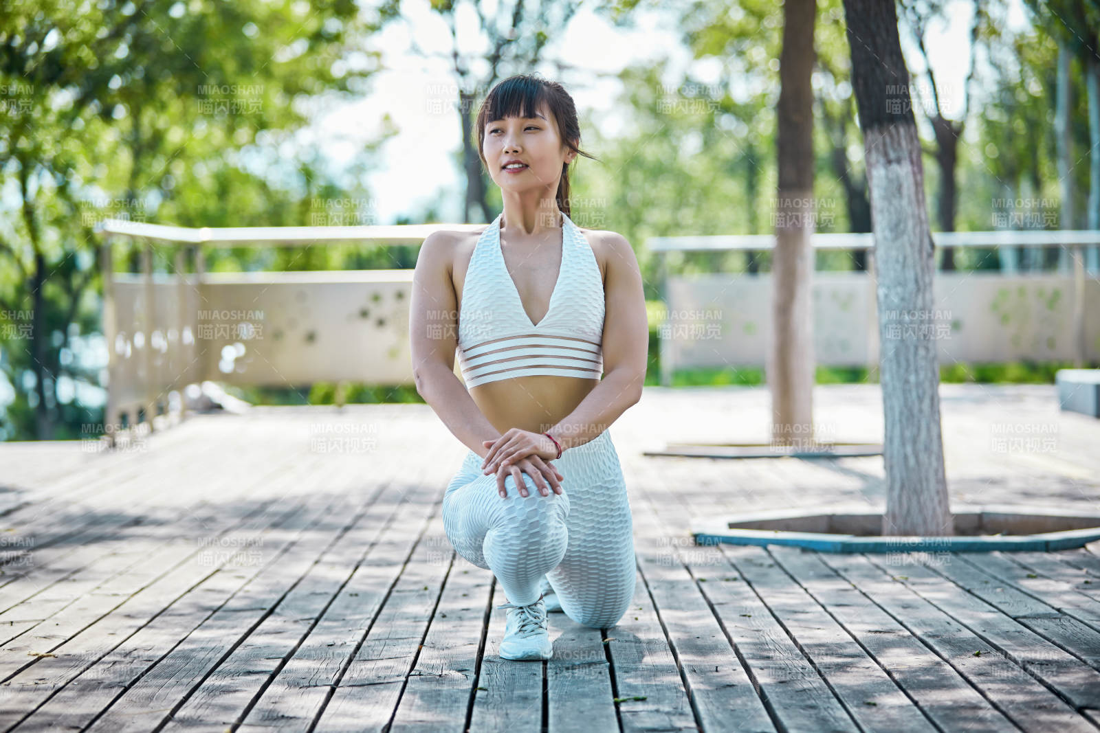 湖畔公園做瑜伽動作的亞洲年輕女性