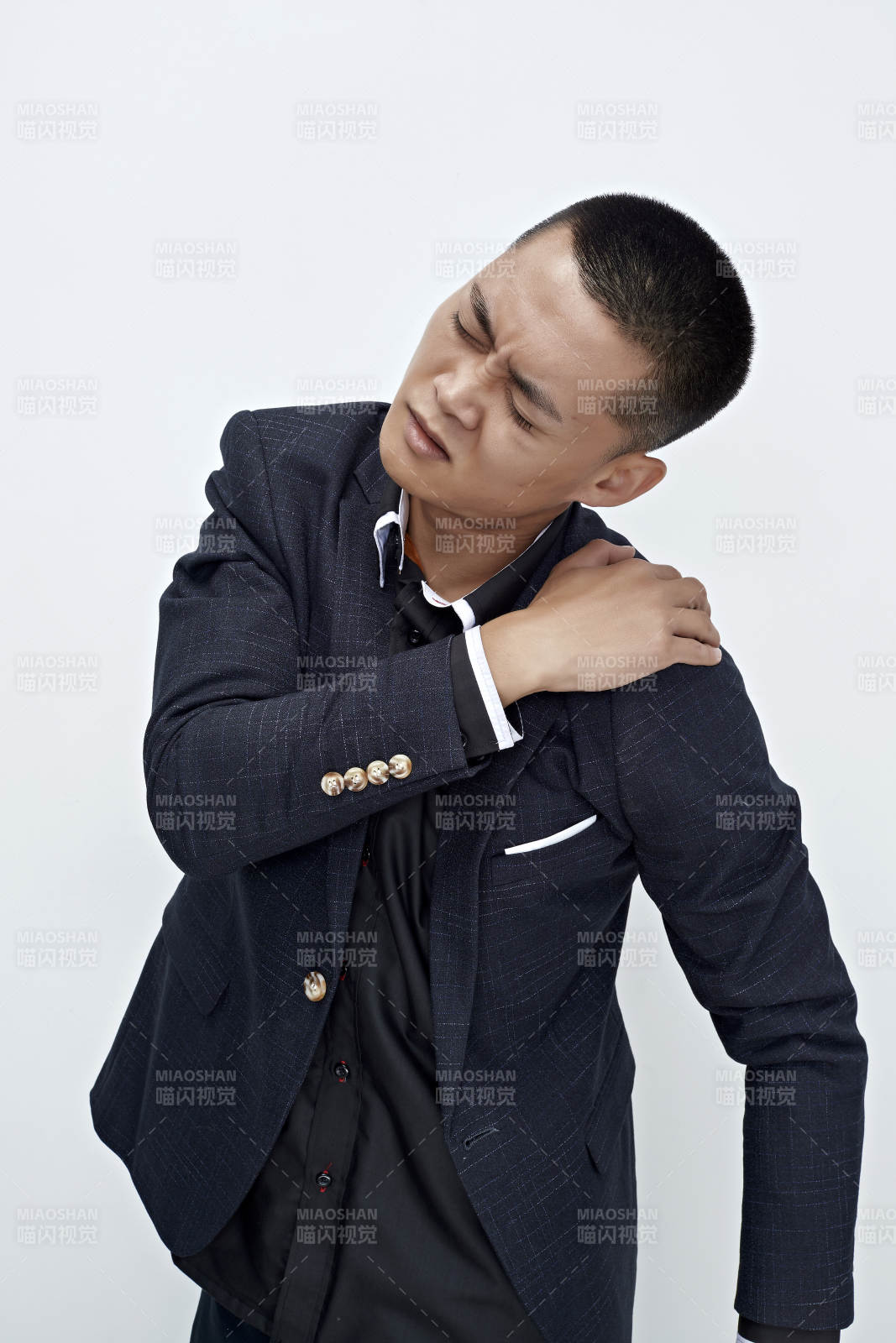 白色背景下的商務男士形象