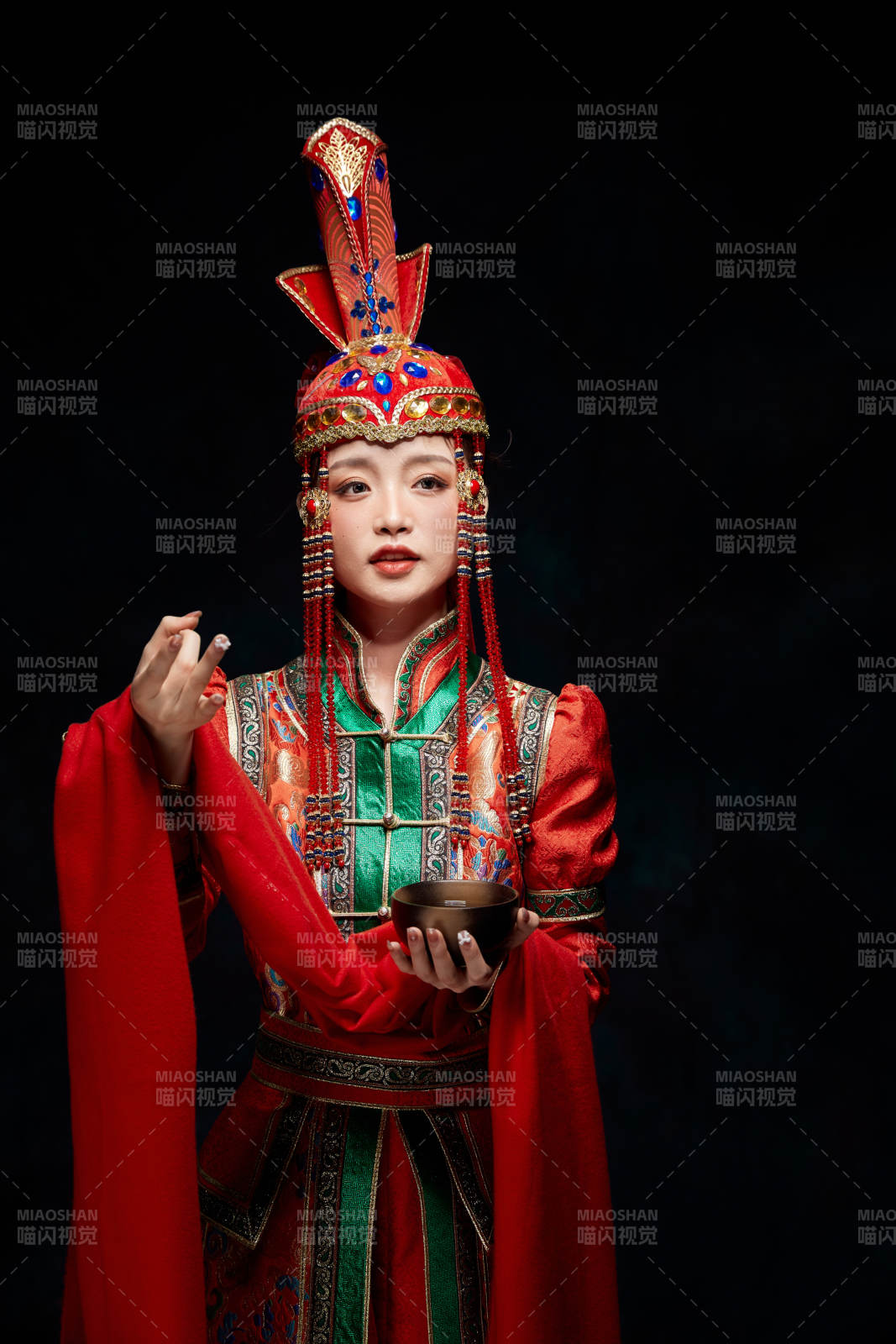 穿著蒙古族服飾的亞洲青年女性