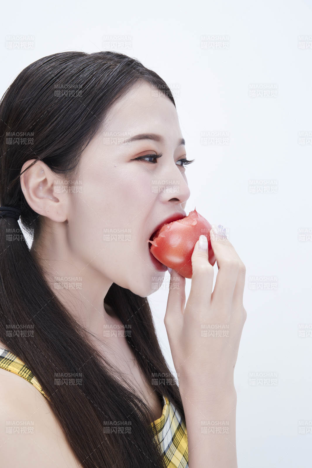 啃咬番茄身穿格子吊帶裙的亞洲可愛少女人像