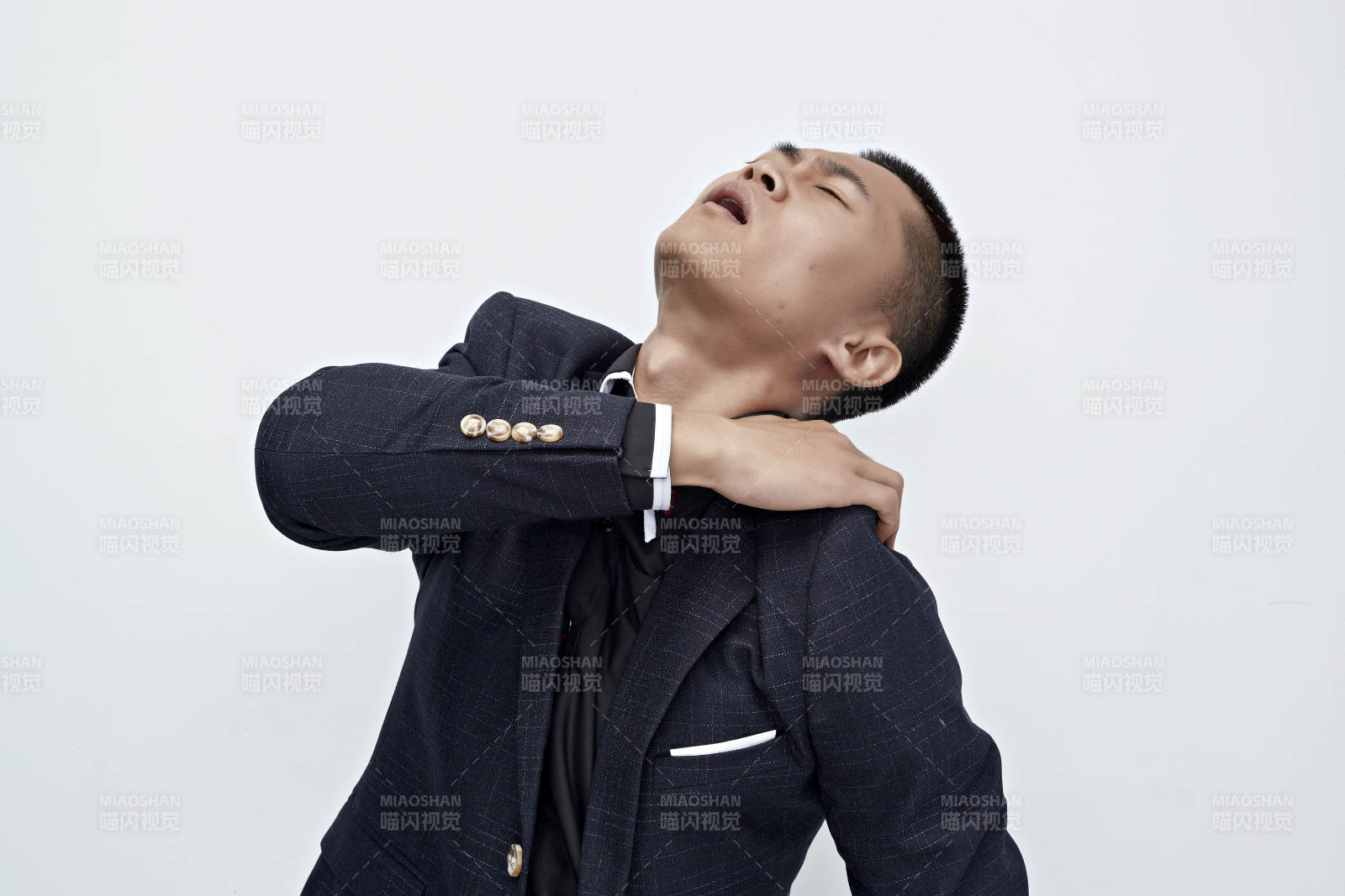 白色背景下的商务男士形象图片