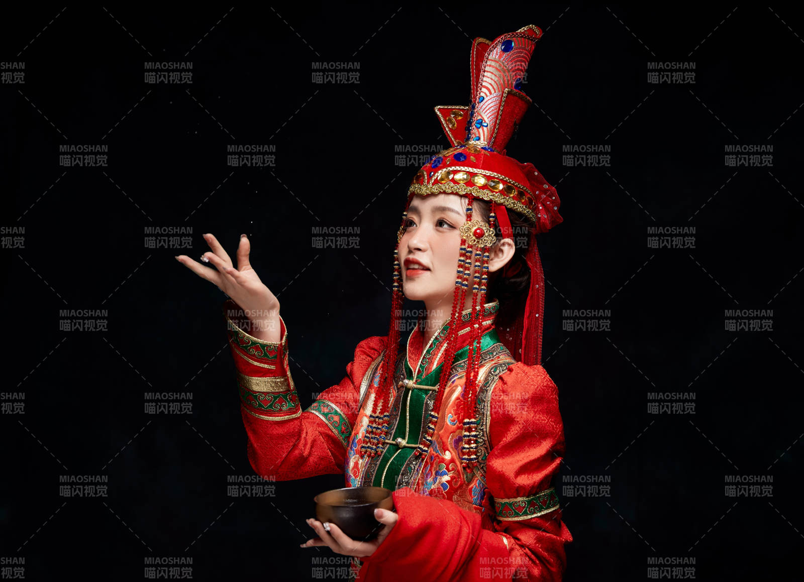 穿著蒙古族服飾的亞洲青年女性