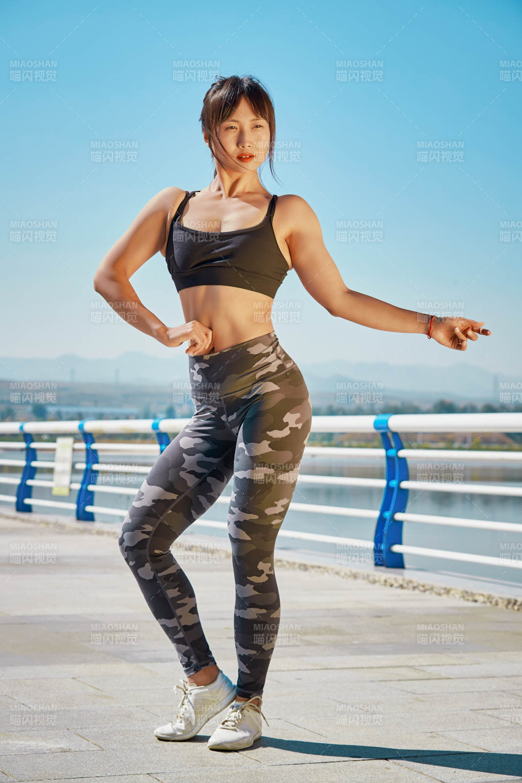 戶外河畔公園做拉伸有氧運動的亞洲女性