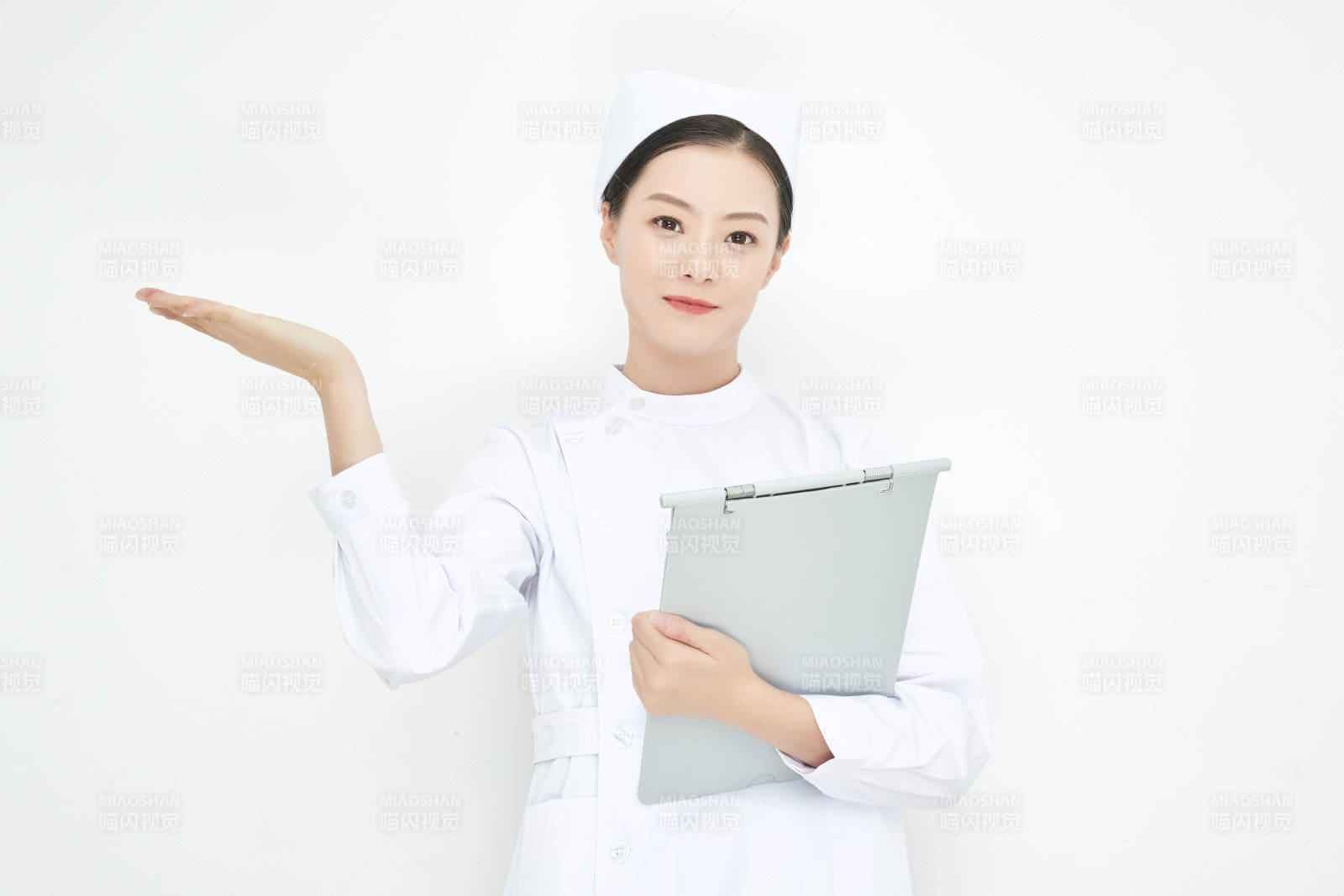 白背景里穿护士服手持病历夹的美女护士