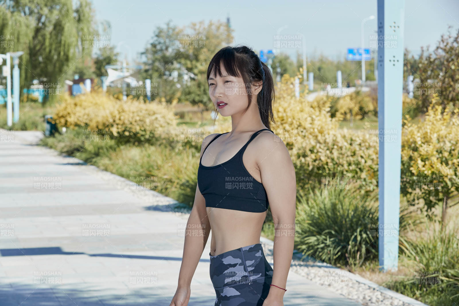 戶外河畔公園進行跑步鍛煉的亞洲女性