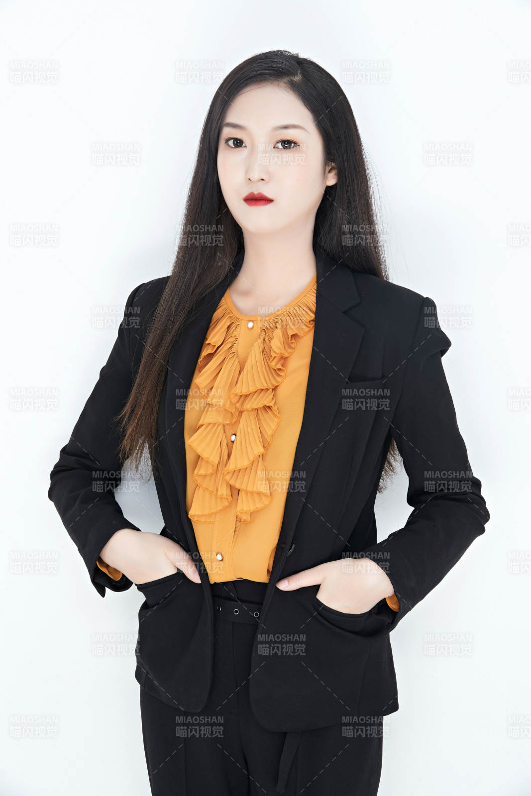 白色背景下的美丽商务女性肖像