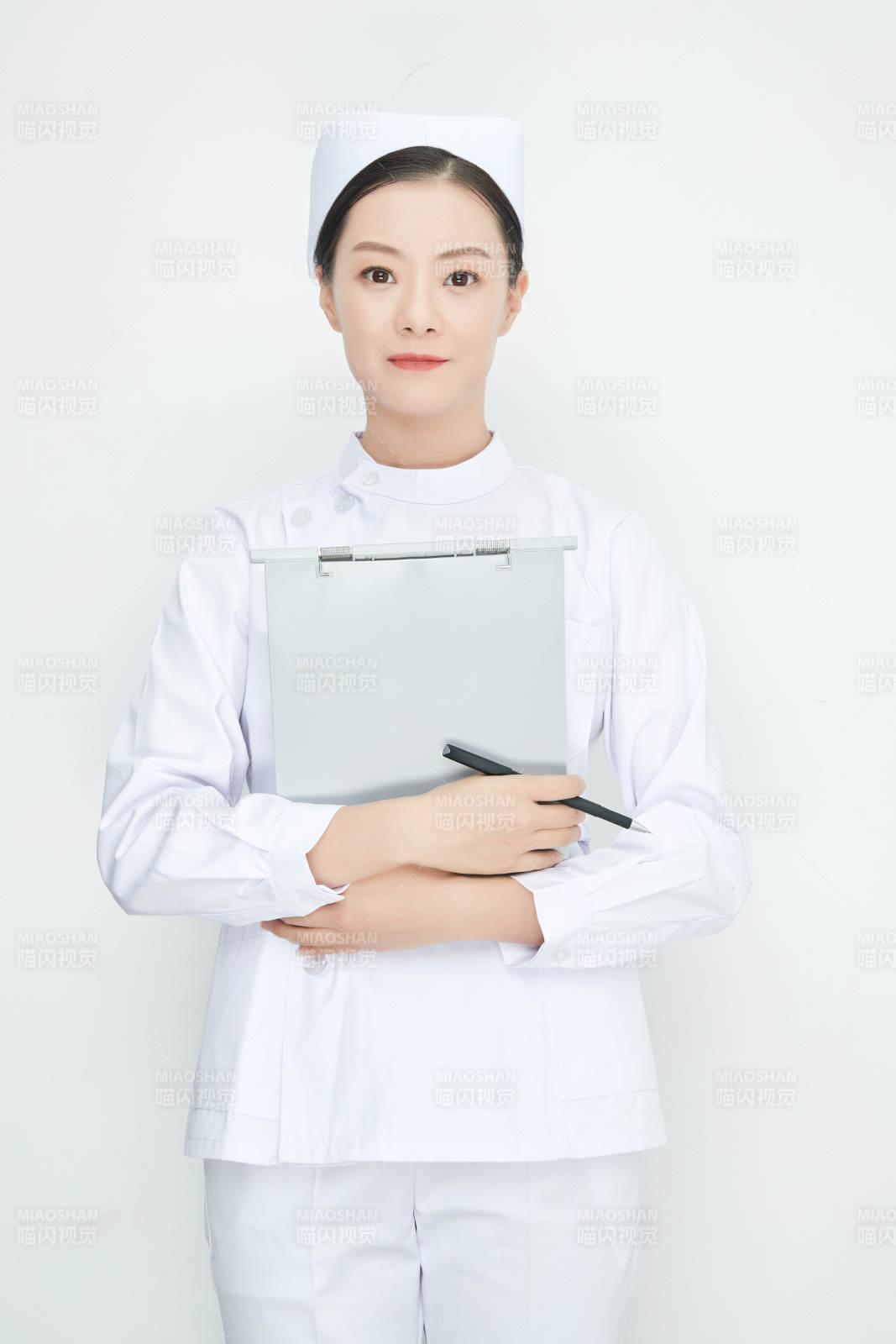 白背景里穿護士服手持病歷夾的美女護士