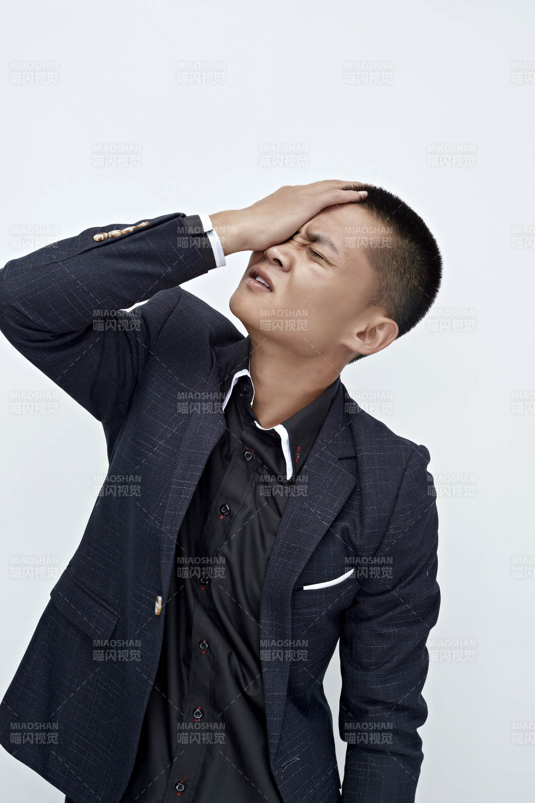 白色背景下的商務男士形象