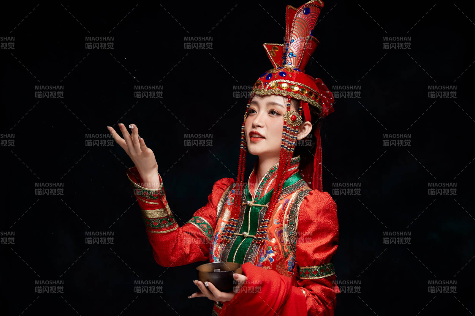 穿着蒙古族服饰的亚洲青年女性