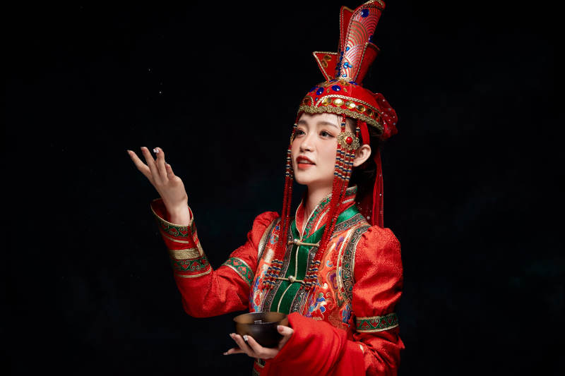 穿着蒙古族服饰的亚洲青年女性