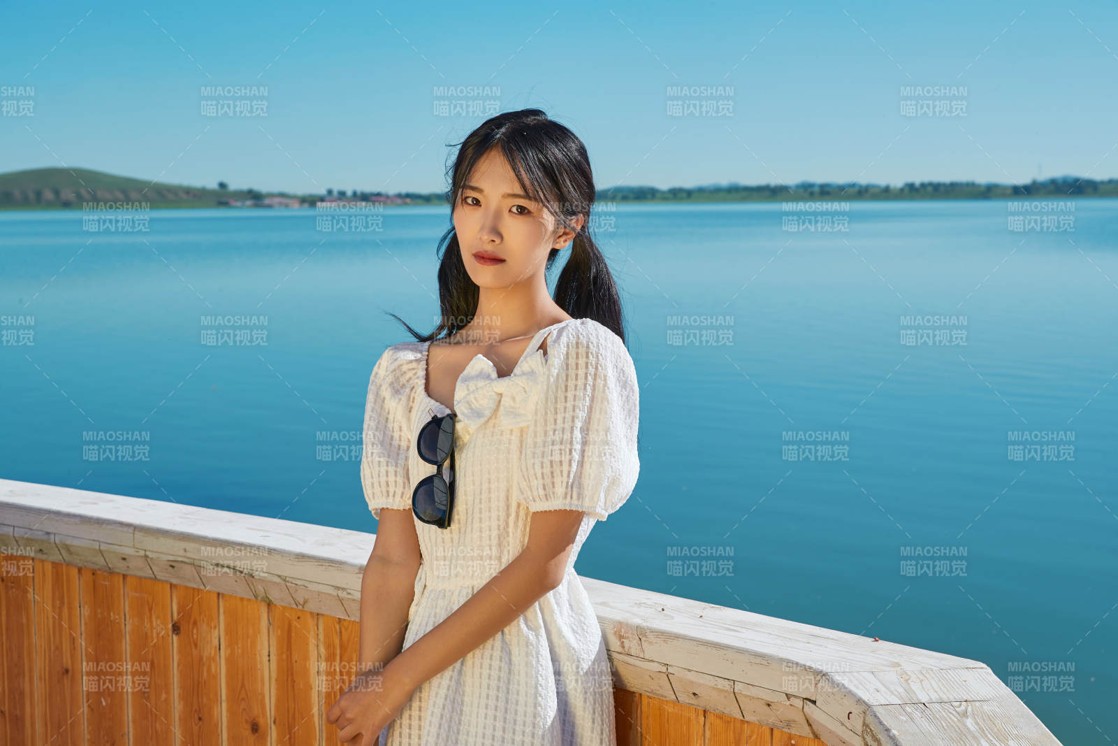 在湖畔木制帆船上的亚洲美女图片