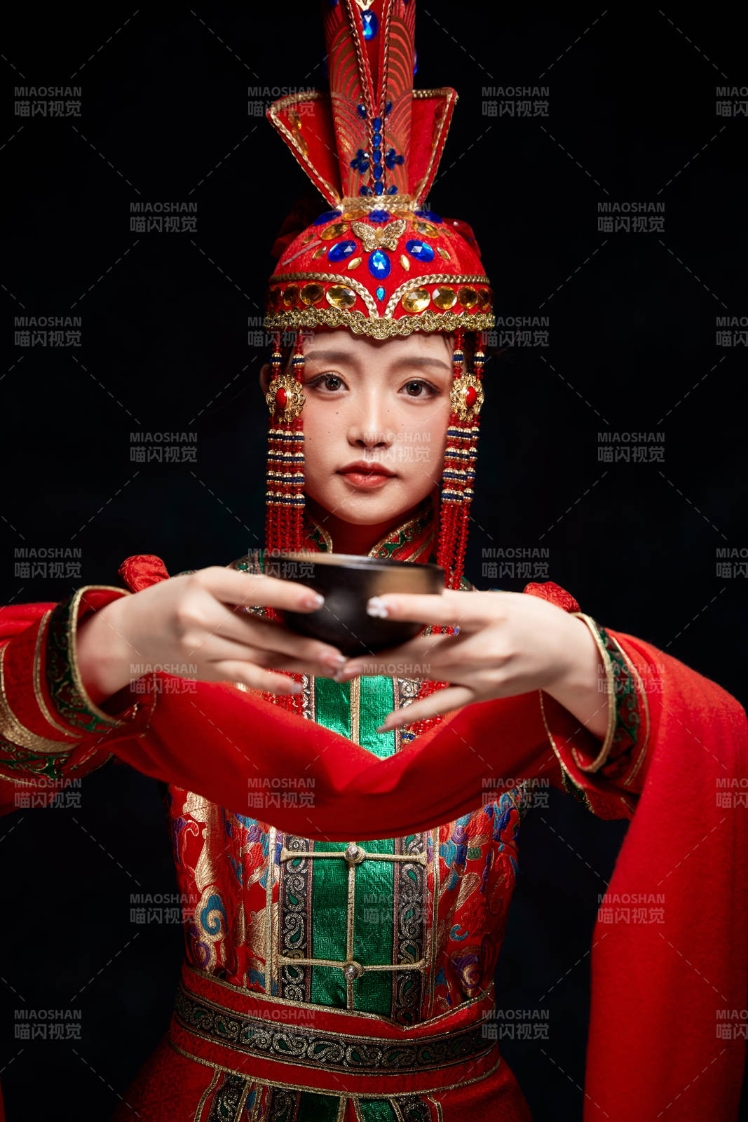 穿著蒙古族服飾的亞洲青年女性