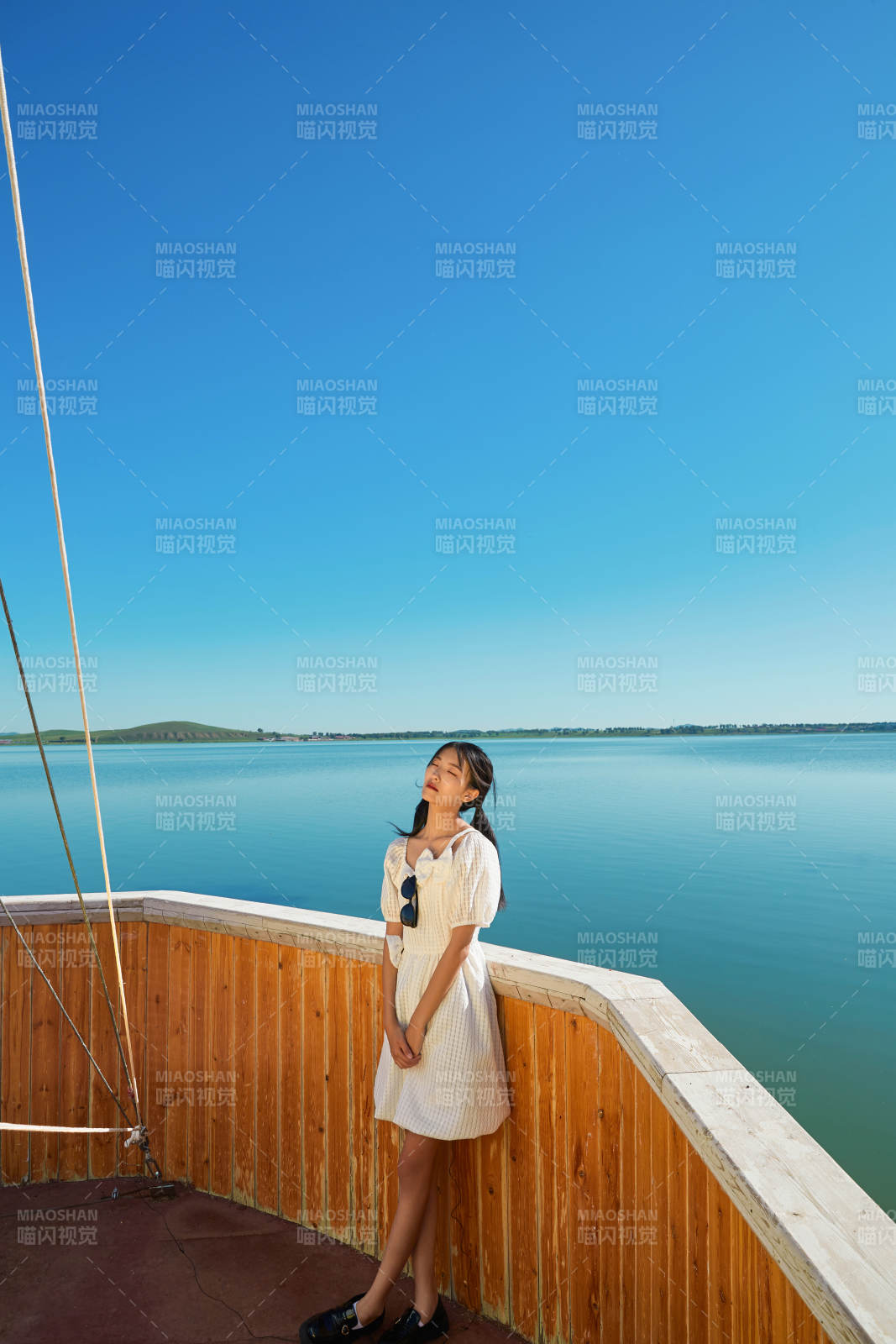 在湖畔木制帆船上的亞洲美女