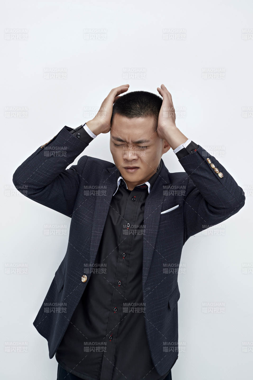 白色背景下的商務男士形象