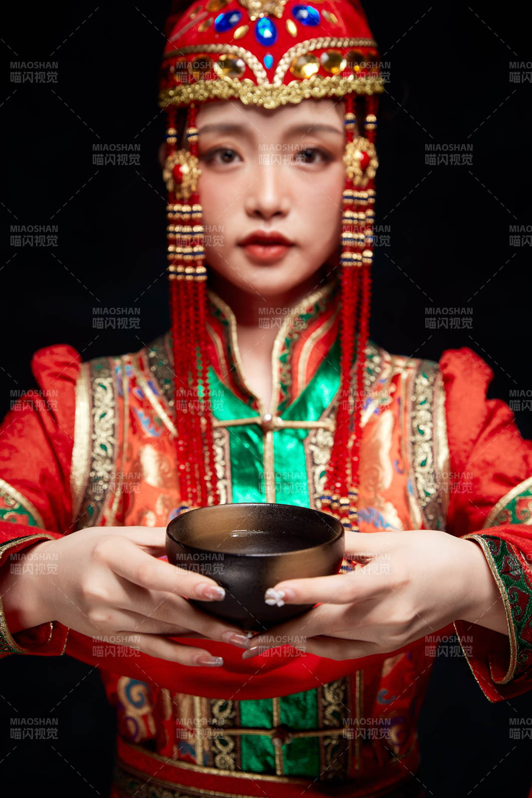 穿著蒙古族服飾的亞洲青年女性