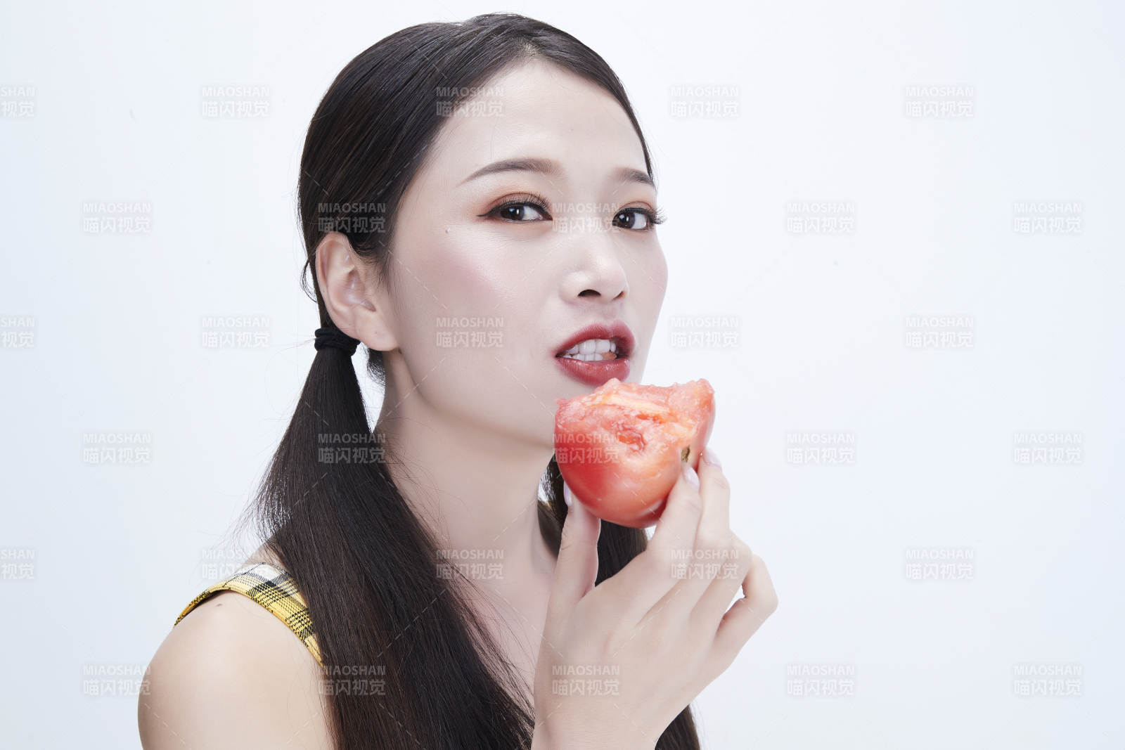 啃咬番茄身穿格子吊帶裙的亞洲可愛少女人像