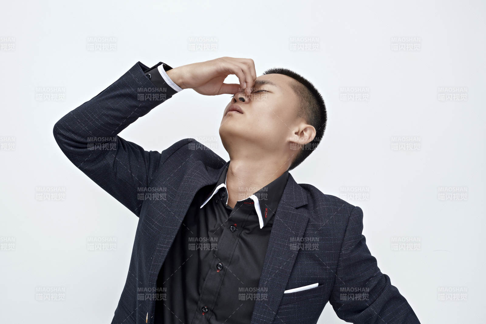 白色背景下的商務男士形象