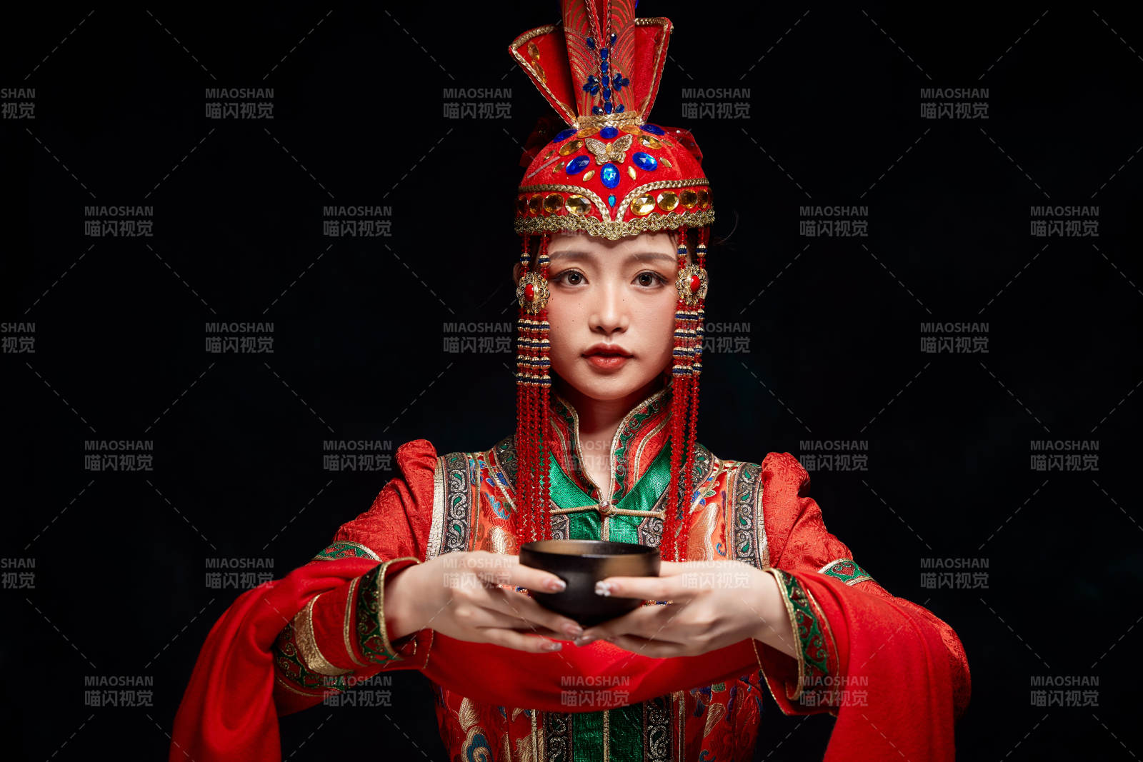 穿著蒙古族服飾的亞洲青年女性