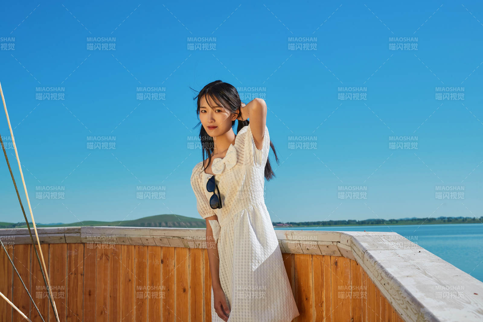 在湖畔木制帆船上的亚洲美女图片