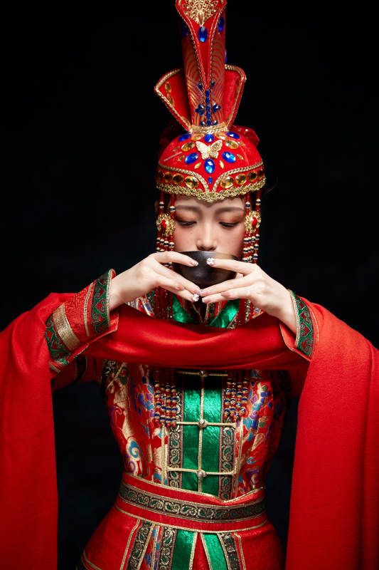 穿着蒙古族服饰的亚洲青年女性