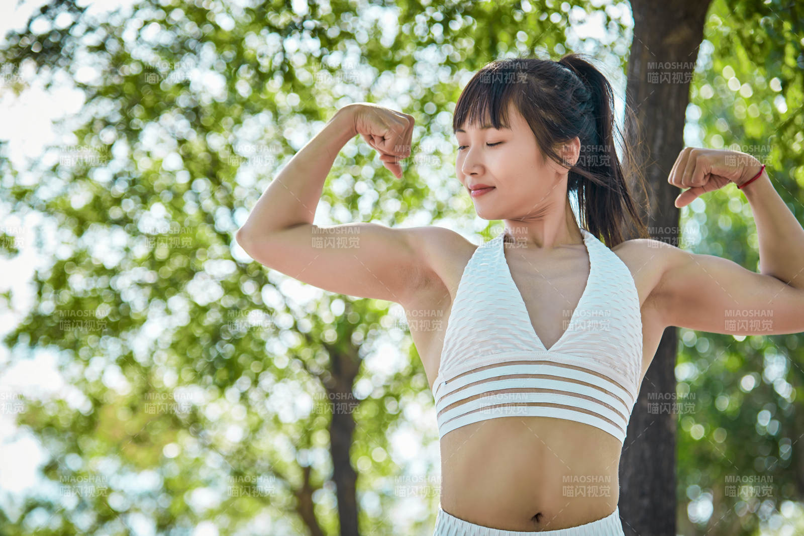 湖畔公園做瑜伽動作的亞洲年輕女性